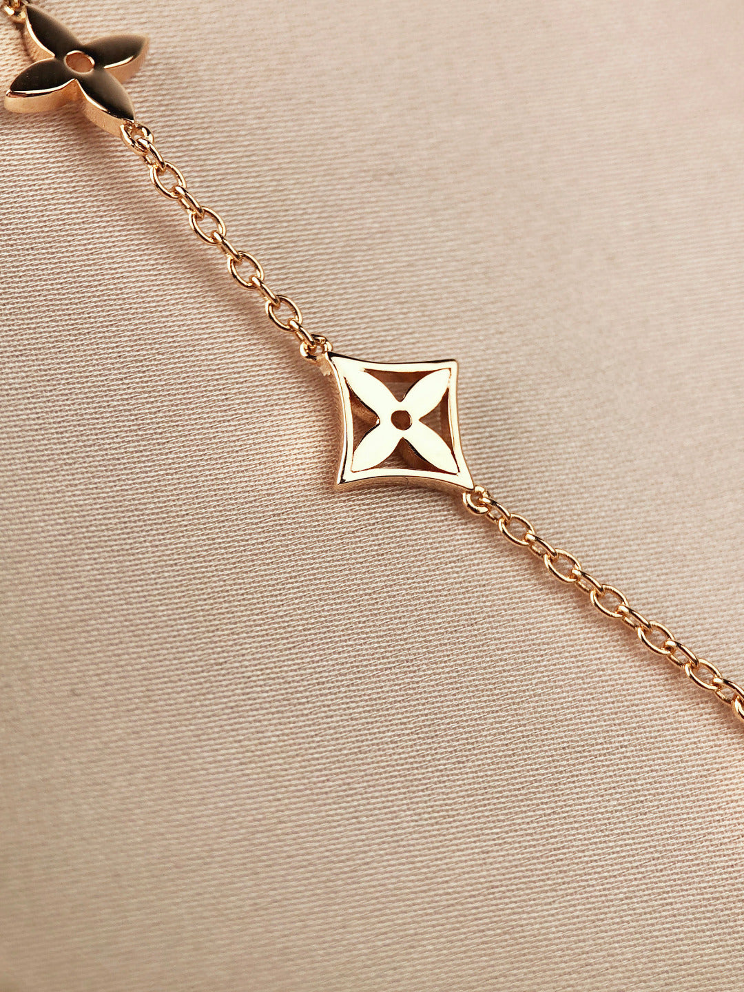 ¡®Imperial¡¯STAR AND SUN 7 MOTIFS GOLD BRACELET