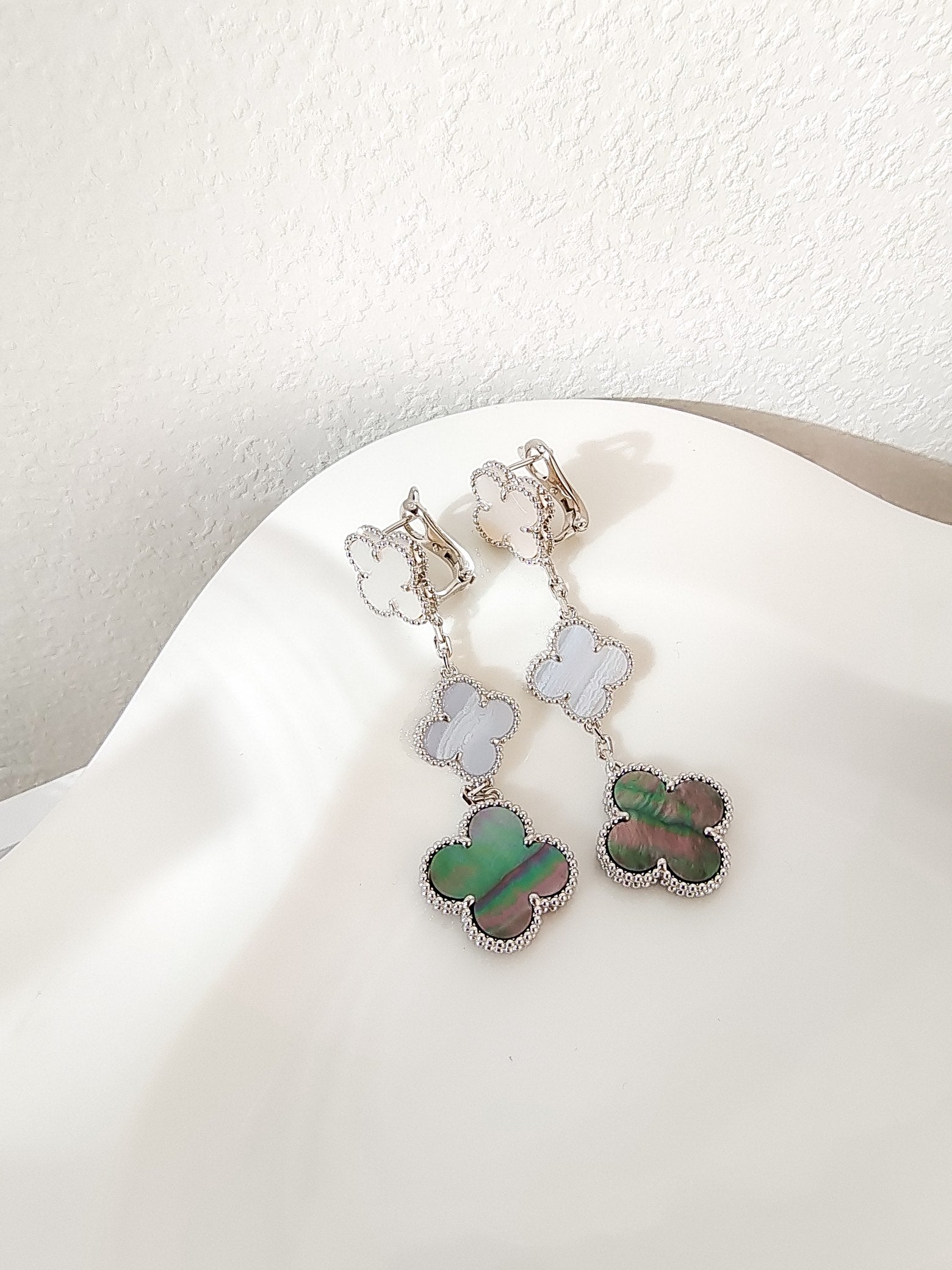 ¡®Imperial¡¯CLOVER 3 MOTIFS CHALCEDONY DARK MOP SILVER EARRINGS