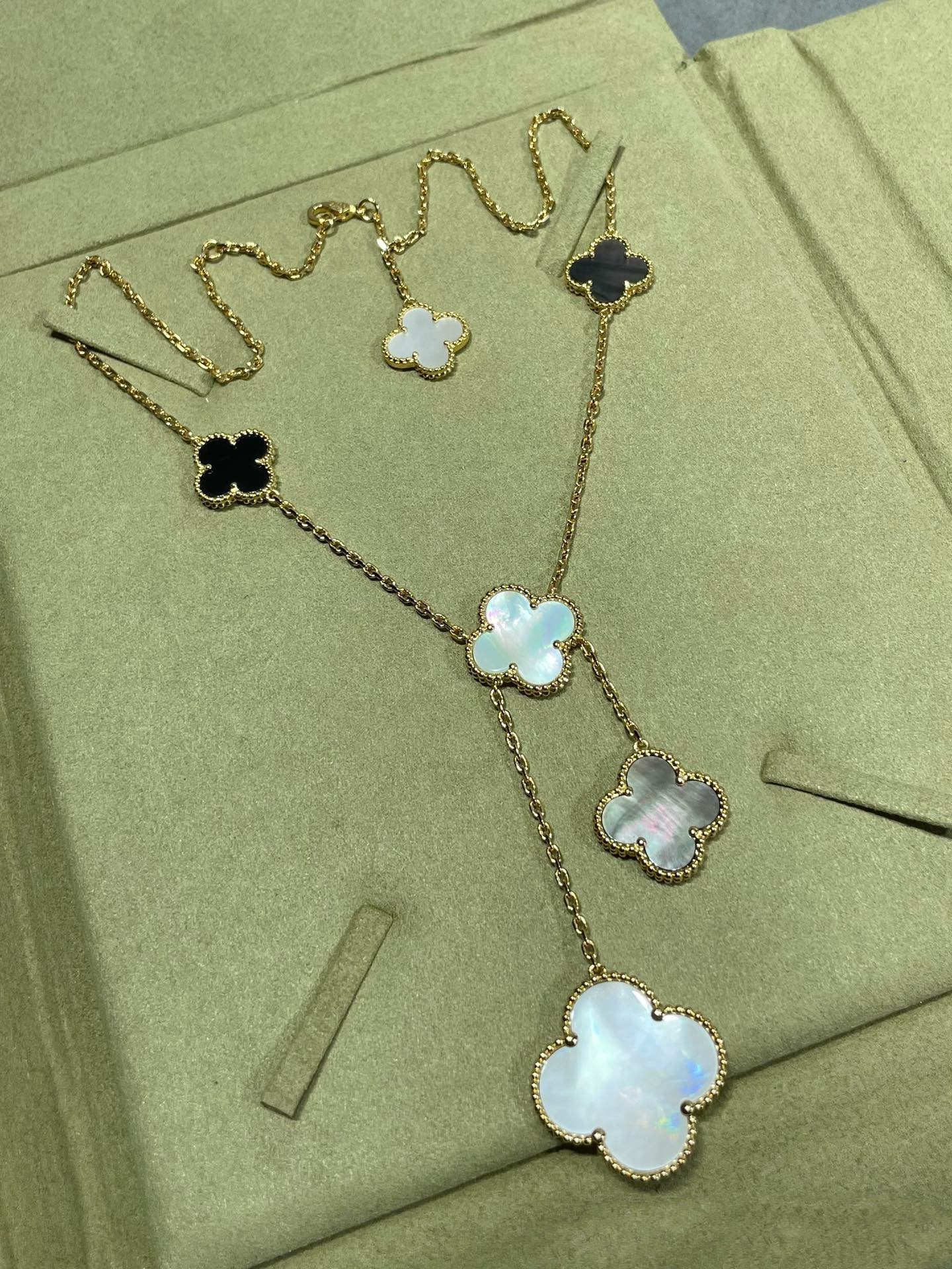 ¡®Imperial¡¯CLOVER 6 MOTIF MOP ONYX GOLD NECKLACE