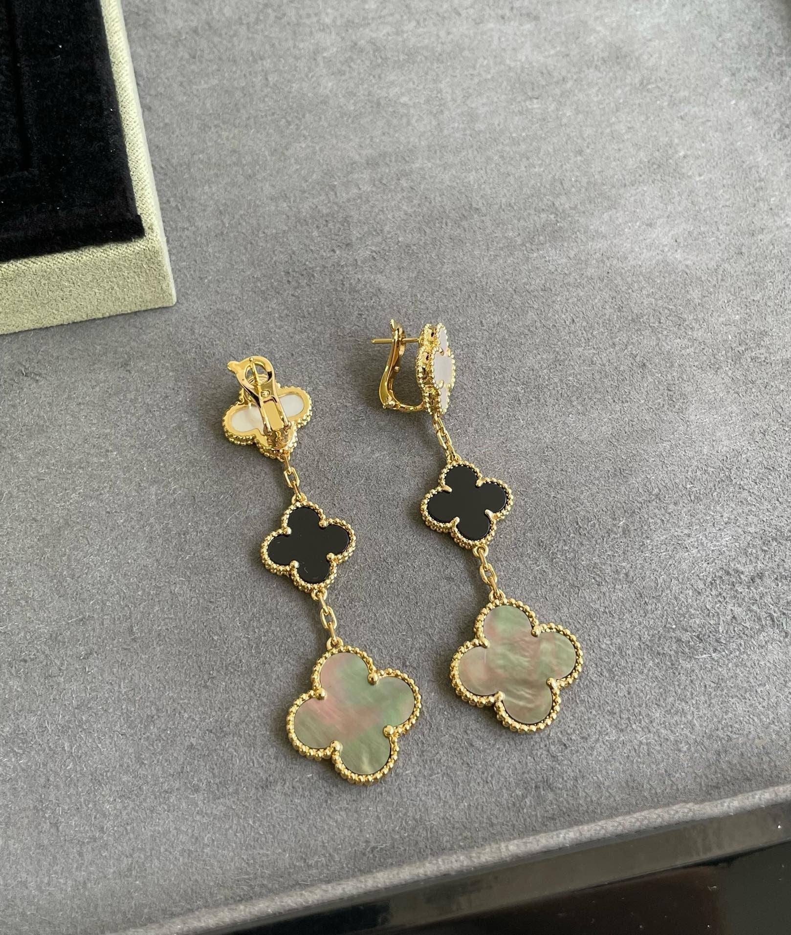 ¡®Imperial¡¯CLOVER 3 MOTIF MOP ONYX DARK MOP PINK GOLD EARRINGS