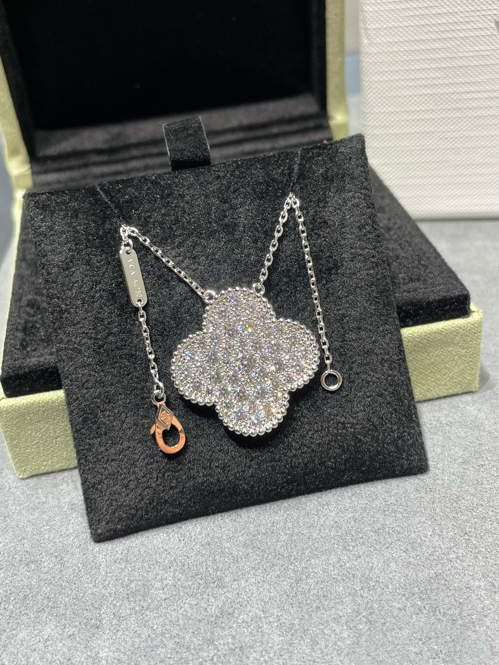 ¡®Imperial¡¯CLOVER 25MM LARGE PENDANT DIAMOND PAVED SILVER NECKLACE