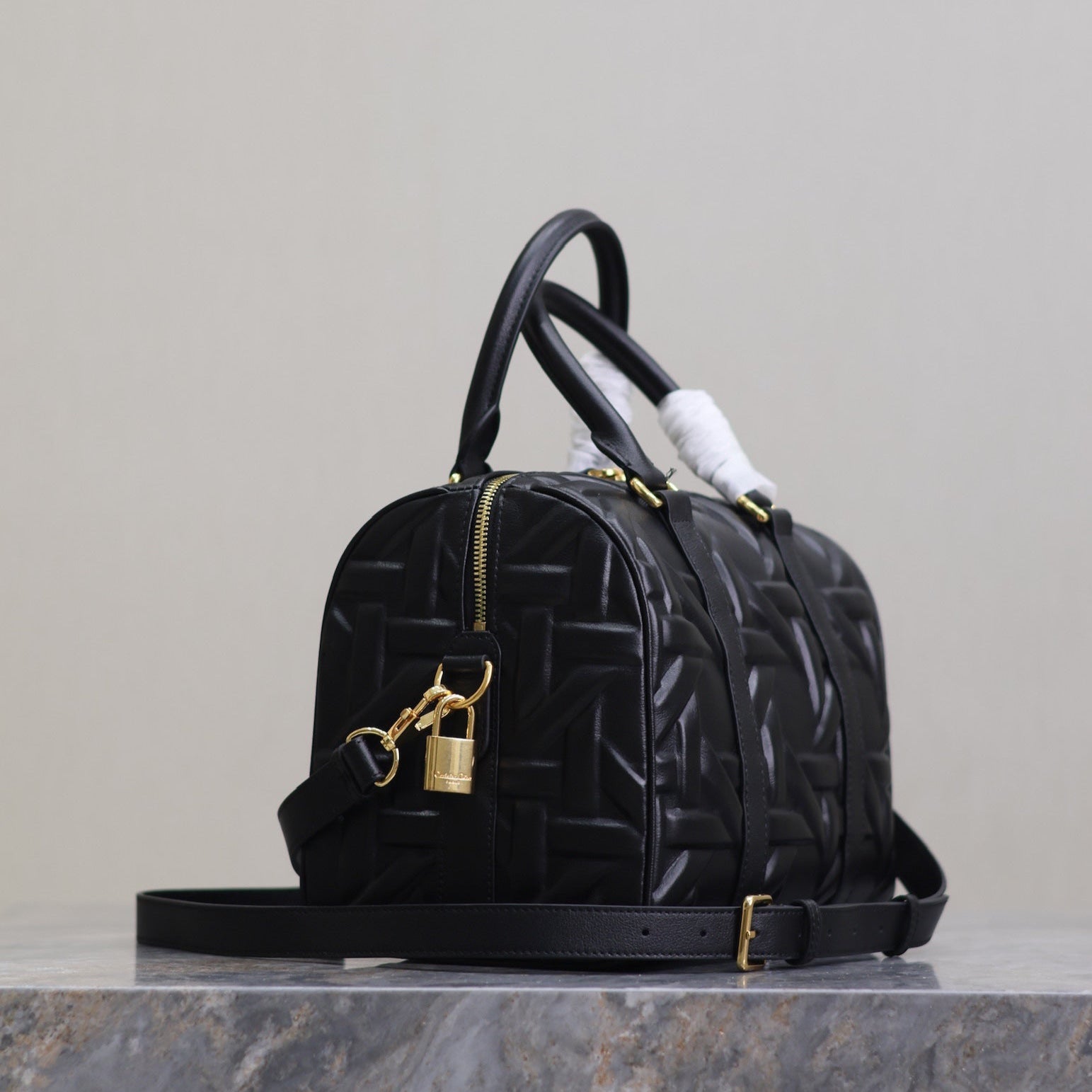 GROOVE BAG 25 IN BLACK MACROCANNAGE CALFSKIN WITH GOLD HARDWARE