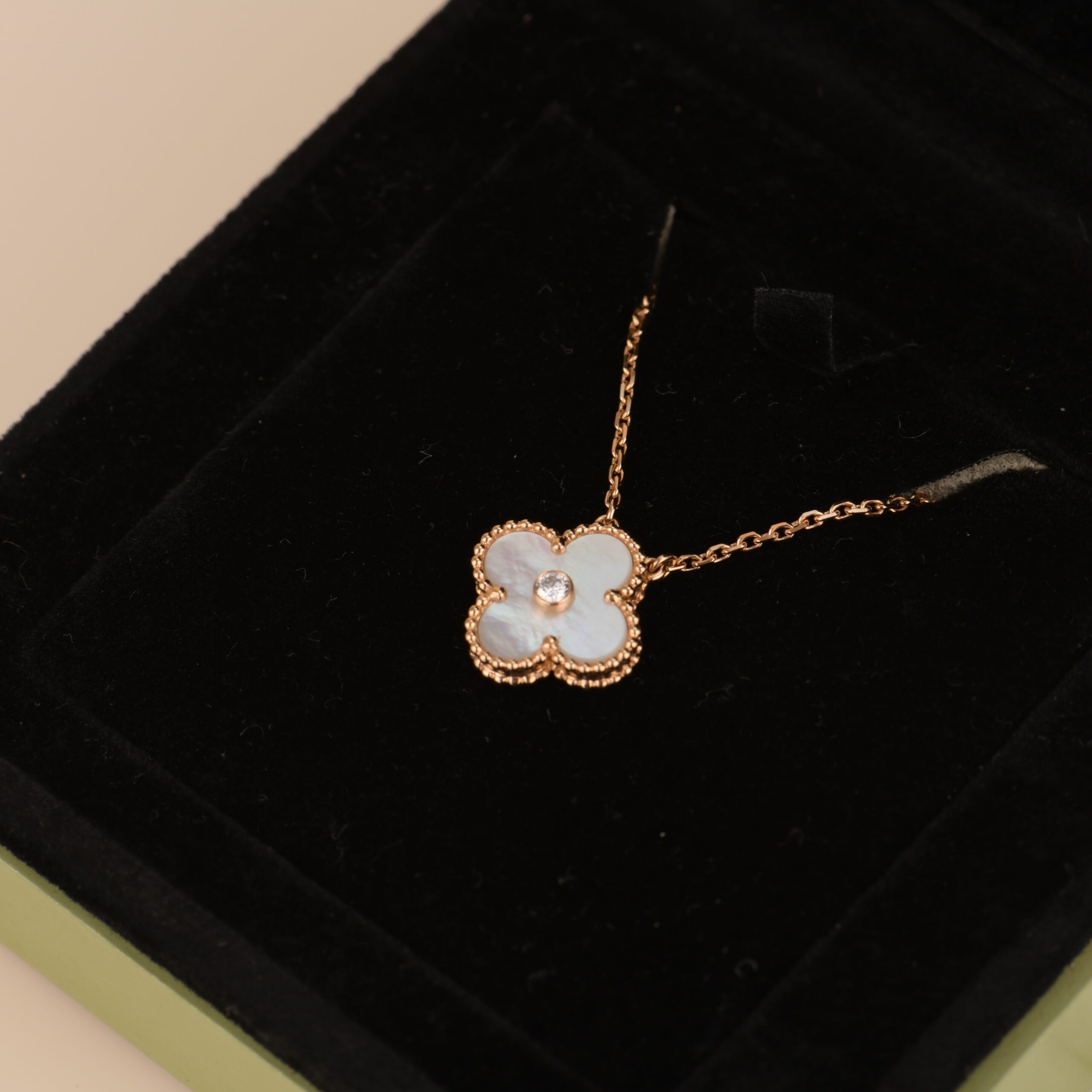 ¡®Imperial¡¯CLOVER 15MM DIAMOND WHITE FRITILLARIA NECKLACE