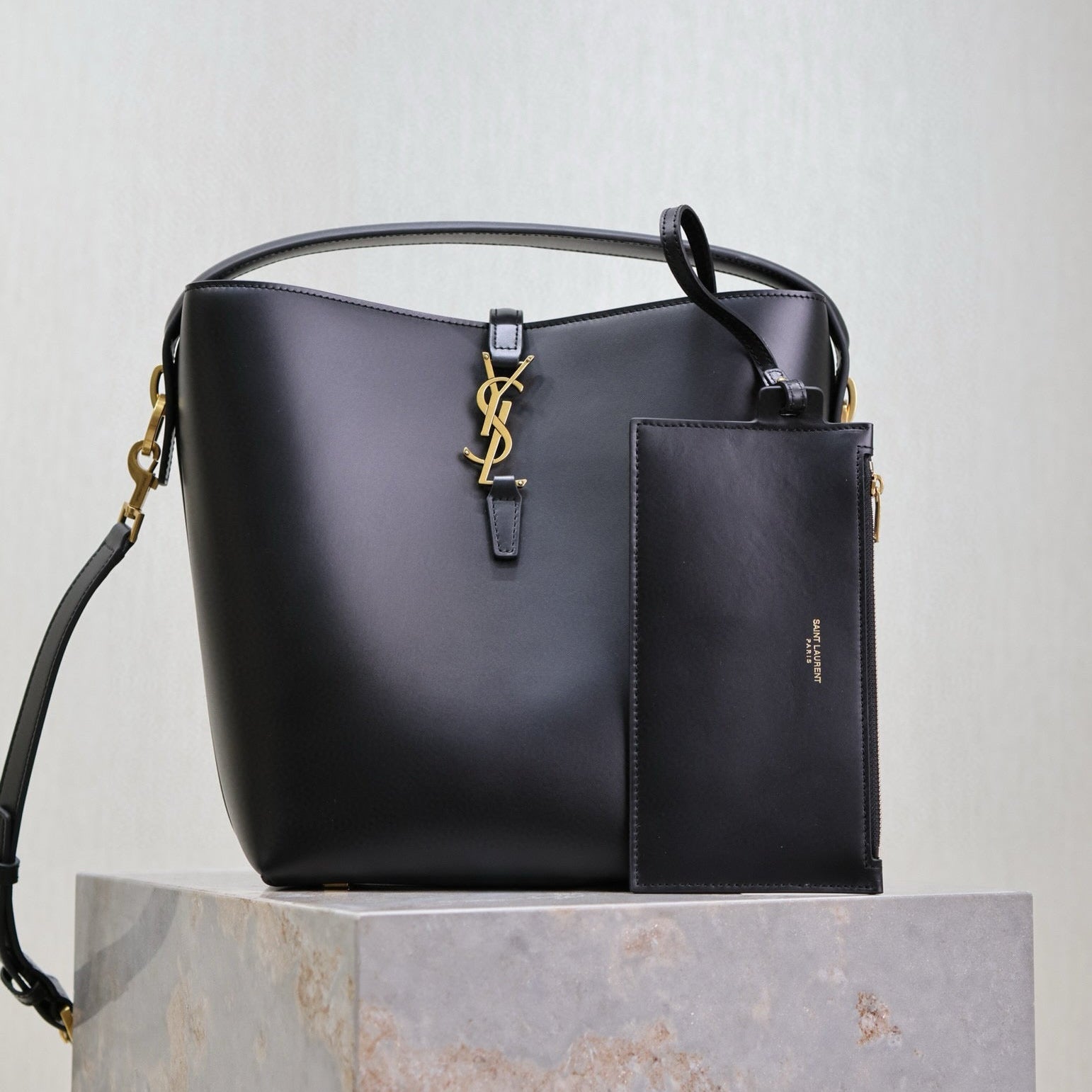LE 37 MEDIUM BUCKET BAG 26 IN BLACK CALFSKIN GOLD HARDWARE